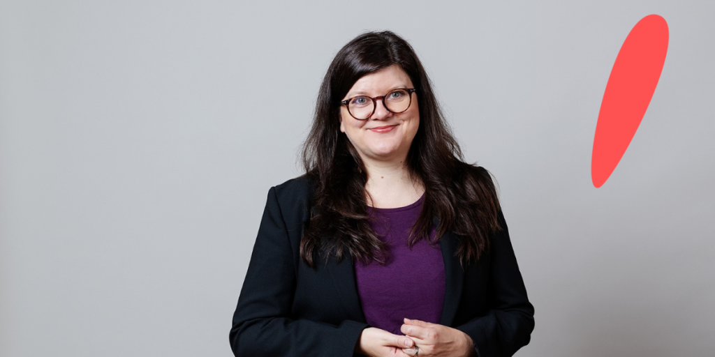 Niina Ilola, TAKUn toiminnanjohtaja. Henkilökuva, kuvaaja Emma Suominen.
